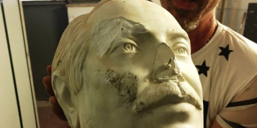 Palermo, oltraggio alla memoria di Giovanni Falcone: distrutta una statua e bruciata un'immagine del giudice