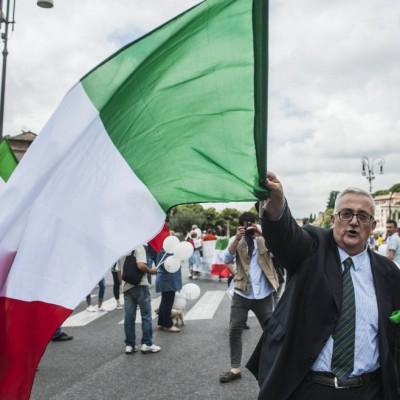 L'assalto ad una scuola ricorda tempi bui.