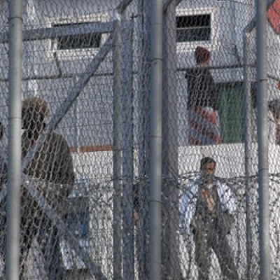 I CIE sono un sistema dannoso per migranti e operatori: necessario cambiare la legge