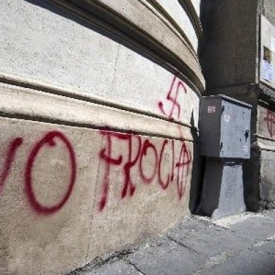 Vandalismo alla Chiesa Valdese: omofobia e neofascismo non conoscono vergogna